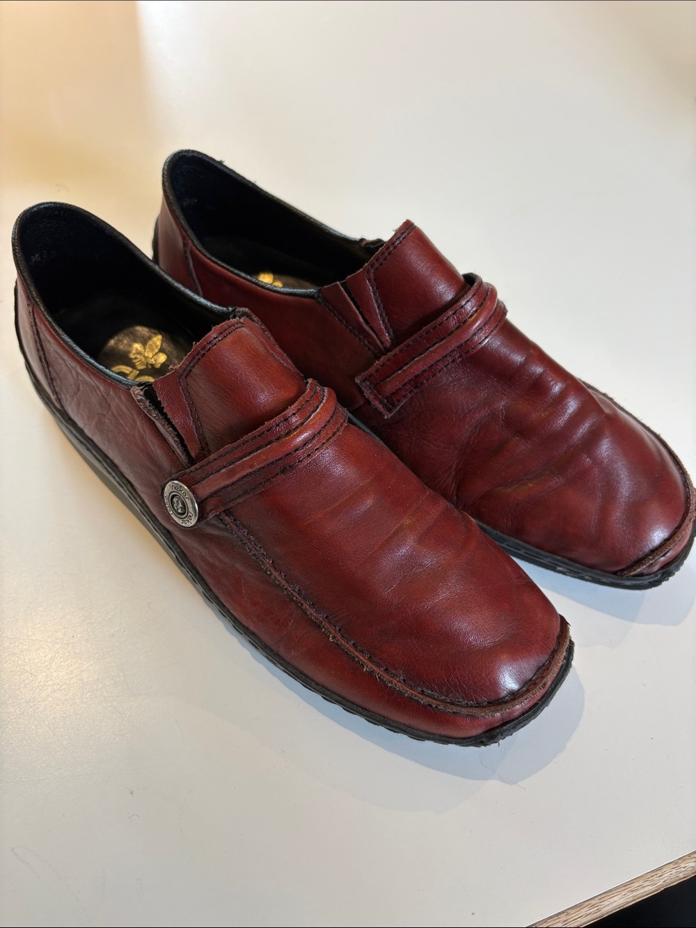 Women’s leather slip-on loafer
